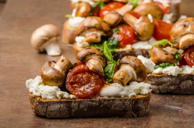 Riccotta ve pesto ile tost bruschetta