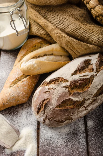 Čerstvý chléb Rustikální styl farmář s pečivem — Stock fotografie