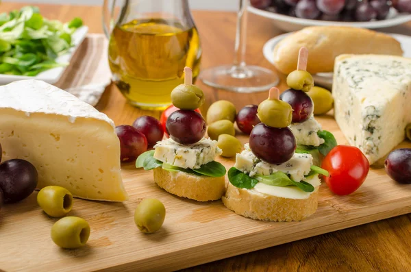 Pyszny ser pleśniowy z oliwki, winogrona i sałatka — Zdjęcie stockowe