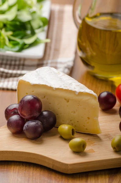 Pyszny ser pleśniowy z oliwki, winogrona i sałatka — Zdjęcie stockowe