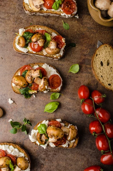 Rostad bruschetta med riccota och pesto — Stockfoto