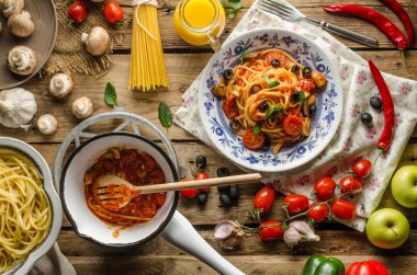 Zeytin, domates ve fesleğen ile makarna