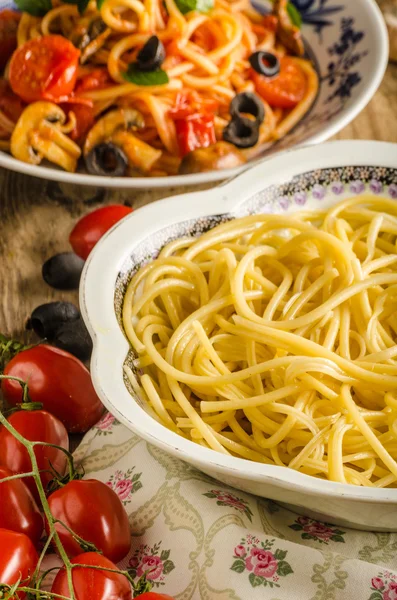 Pasta met olijven, tomaten en basilicum — Stockfoto