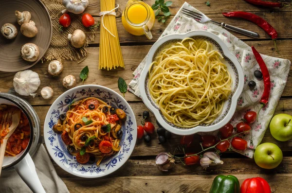 Паста з оливками, помідорами та базиліком — стокове фото