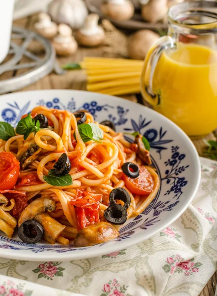 Pasta met olijven, tomaten en basilicum — Stockfoto