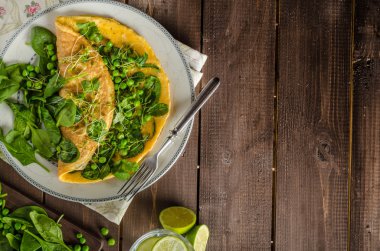 Yumurta omlet otlar ile