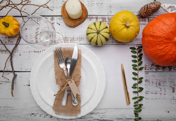 Çatal bıçak ve balkabağı ile sonbahar kompozisyonu.