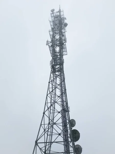 Torre de telecomunicaciones con muchas antenas y transmisores —  Fotos de Stock