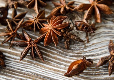 Tahta bir masada kahverengi yıldız anason.. 