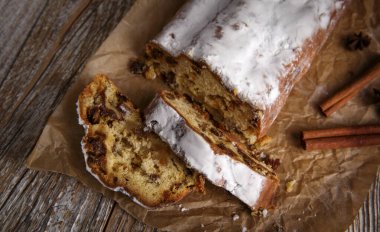 Geleneksel Noel çalıntısı ve ahşap masada tarçın