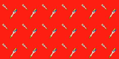 Kırmızı zemin üzerinde fırça resmi olan kusursuz desen.