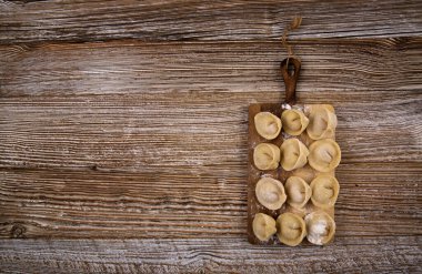 Tahtada, ahşap masada etli börekler.. 