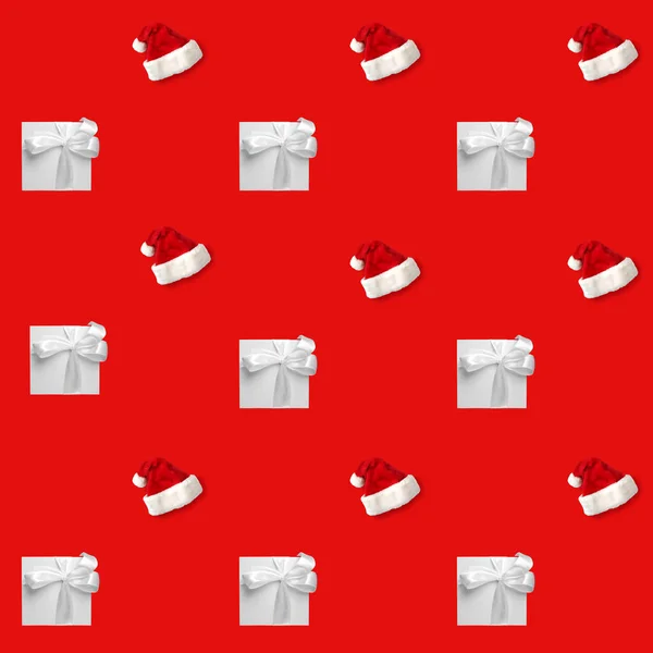 Білі подарункові коробки на червоному тлі. Безшовний візерунок, концепція свята  . — стокове фото