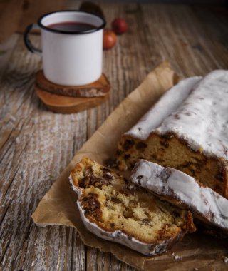 Geleneksel Noel çalıntısı ve çay fincanı ahşap masada..