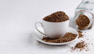 Cam kavanozdan kahve fincana ve masa örtüsüne döküldü..