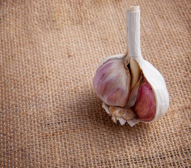 Yarım tutam sarımsak bir paspasın üzerinde yatıyor.