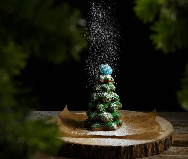  Noel kompozisyonu. Zencefilli ladin. Noel çelengi. Seçici odaklanma..