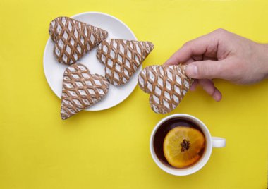 Erkek eli zencefilli ekmek ve kokulu meyve çayı alır.