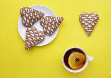  Bir fincan anason ve limonlu meyve çayı ve zencefilli kurabiye. 