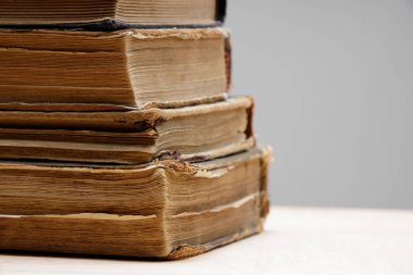 Sıraya dizilmiş birkaç eski ve antika kitabın yakın çekimi. 