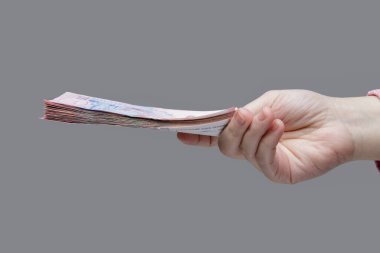 Elinde 200 Hryvnia banknotundan oluşan bir deste var.