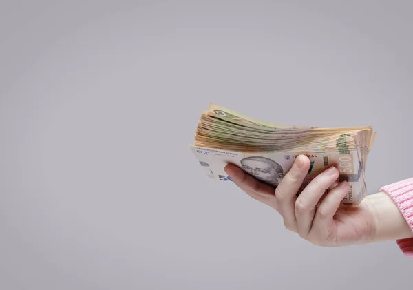 La mano tiene una pila de quinientos billetes de hryvnia, vista lateral — Foto de Stock