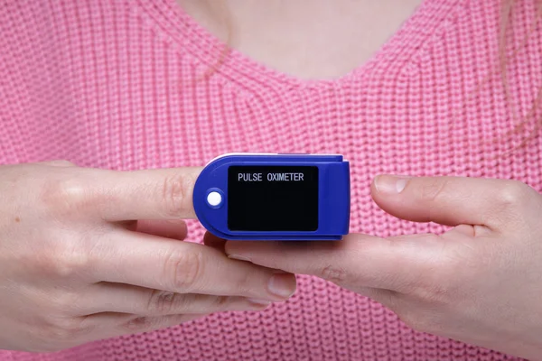 Close-up van vinger en hand in een Oximeter apparaat. — Stockfoto