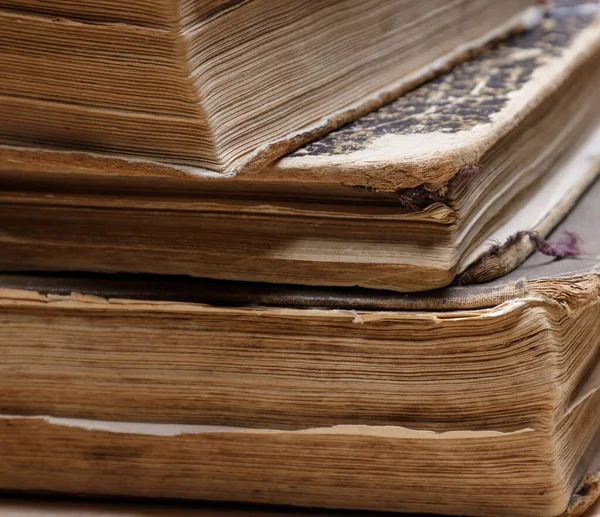 Angolo irregolare di vecchi libri con carta martellata marrone e copertina strappata Fotografia Stock