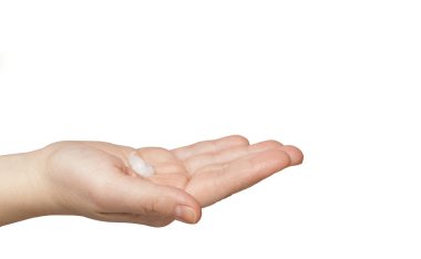 Beyaz arka planda krem izole edilmiş, hafifçe bükülmüş bir avuç içi beyaz kadın.