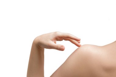 Kadın eli omzuna dokunuyor. Beyazlar üzerinde izole. Sağlık ve güzellik kavramı