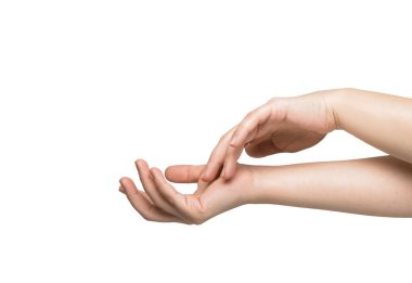 beyaz bir arka planda nazik kadın elleri