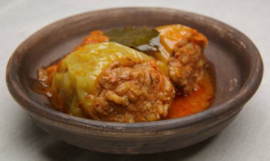 Kırmızı domates soslu et ve pirinçle doldurulmuş dolma dolma biber.. 