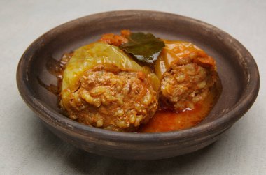 Kırmızı domates soslu et ve pirinçle doldurulmuş dolma dolma biber.. 