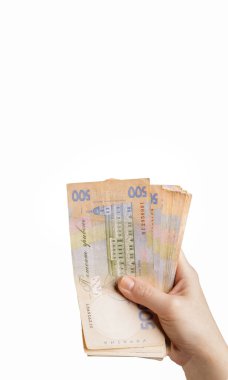 Beyaz arka planda 500 Hryvnia banknotundan oluşan bir deste el ele tutuşur.. 