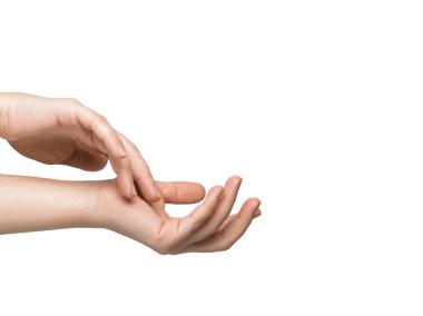 beyaz bir arka planda nazik kadın elleri