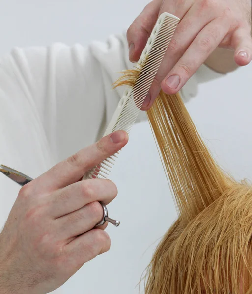 Mãos de cabeleireiro invisível com tesoura e pente que mantém — Fotografia de Stock