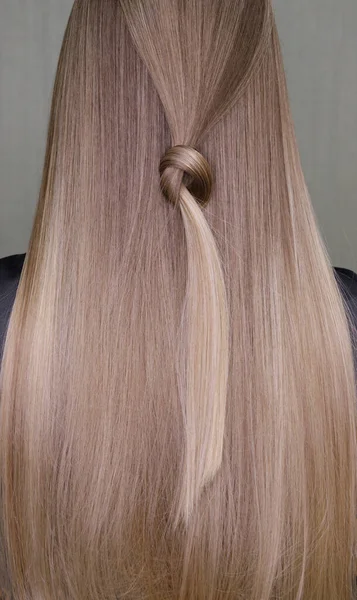 The models beautiful hair is evenly styled and one strand is tied in a knot — Stock Photo, Image