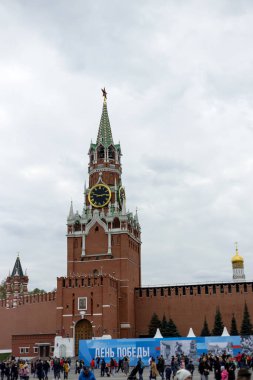 02 Mayıs 2021, Moskova, Kızıl Meydan. Tatil için dekore edilen tribünler.