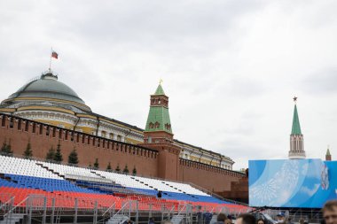 02 Mayıs 2021, Moskova, Kızıl Meydan. Tatil için dekore edilen tribünler.