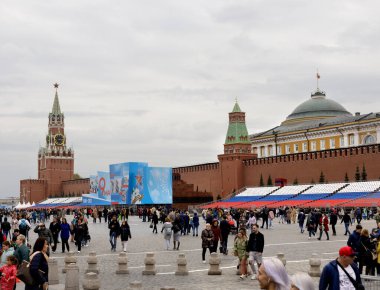 02 Mayıs 2021, Moskova, Kızıl Meydan. Tatil için dekore edilen tribünler.