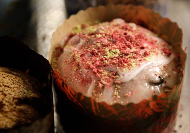 Kâğıt tabakta taze pişmiş, şekerli kek.