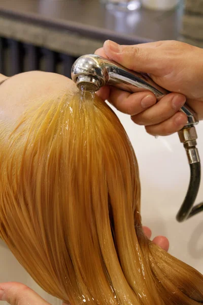 Fodrász tartja öntözés és a víz önti a haját az ügyfél — Stock Fotó