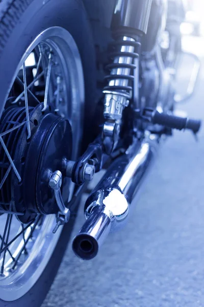 Parlak krom egzoz borusu ve motorsikletin arka motoru.