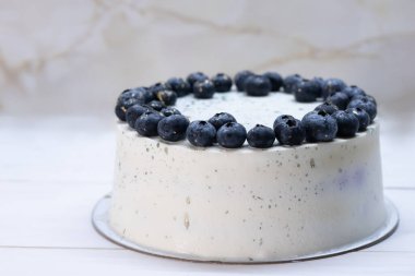 Yuvarlak beyaz yaban mersinli kek. Tatlılar ve hamur işleri