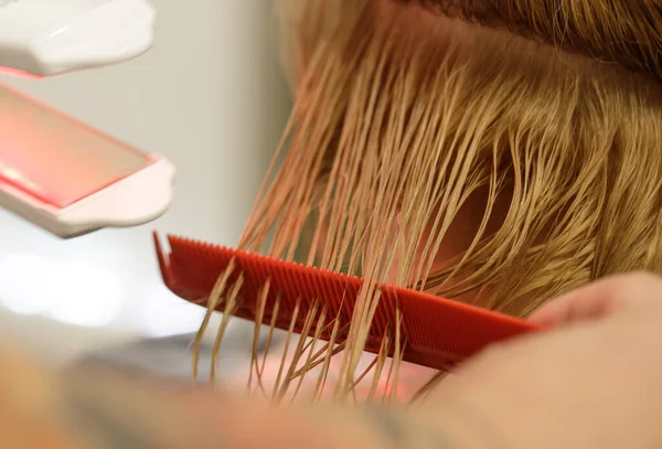 Recuperação de queratina cabelo e pilha de tratamento de proteína com ferramenta de ferro ultra-sônico. — Fotografia de Stock