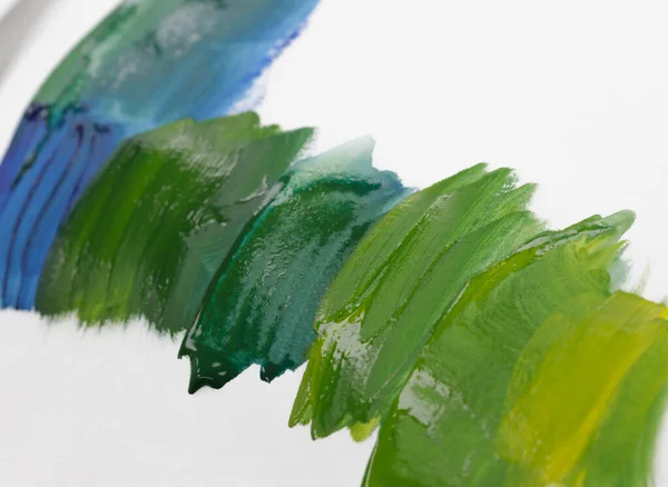 Зелено-сині відтінки фарби на білому листі . — стокове фото