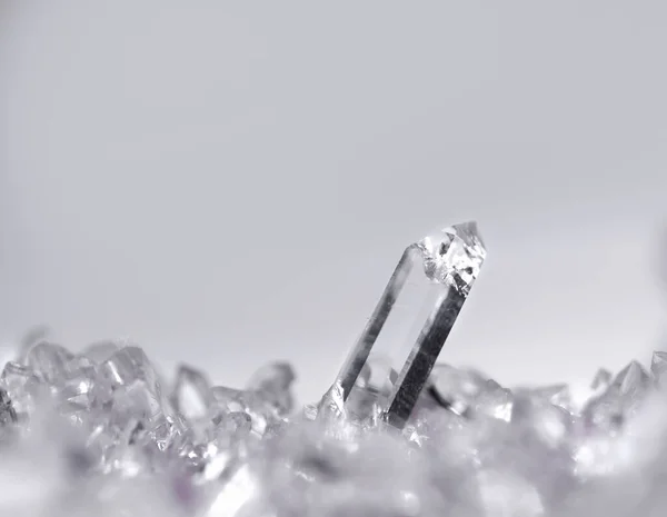 Struttura close-up come parte di un cluster pieno di cristalli di strass — Foto Stock