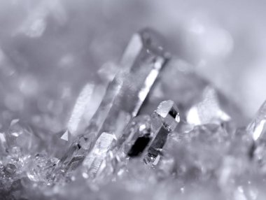  Yapay elmas kristalleriyle dolu bir kümenin parçası olarak yakın çekim dokusu