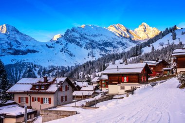 İsviçre ahşap dağ evi Murren, Jungfrau bölge, İsviçre.