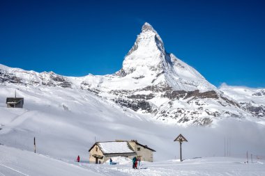 Matterhorn tepe clera mavi gökyüzü ile